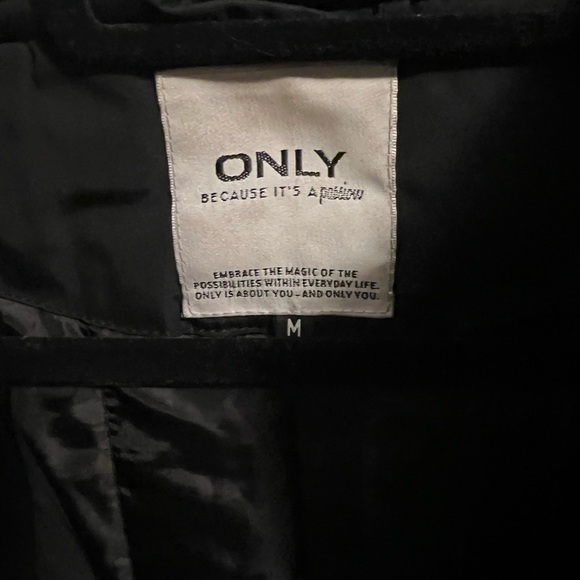 ONLY black winter jacket. Size medium - Picture 5 of 8